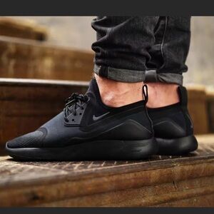 Nike triple black lunarcharge